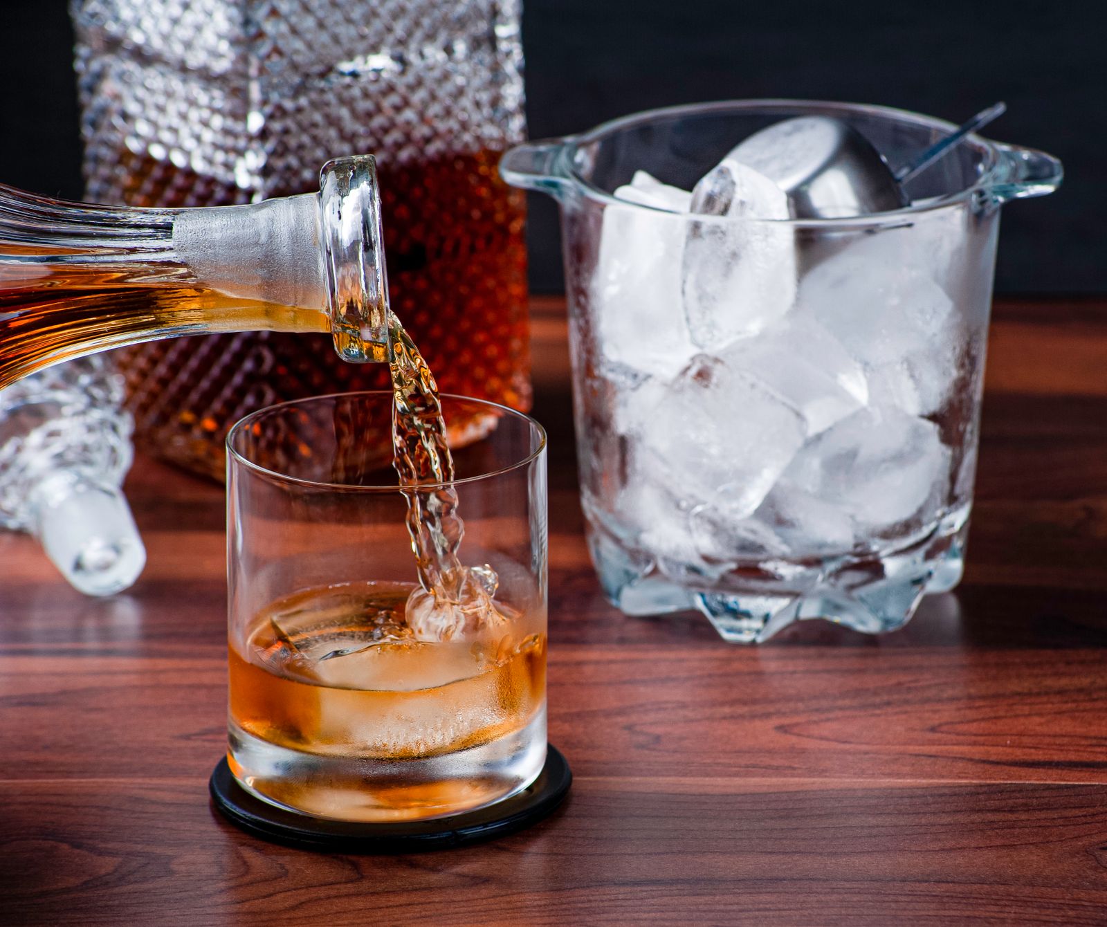 Le service de l'armagnac au caveau