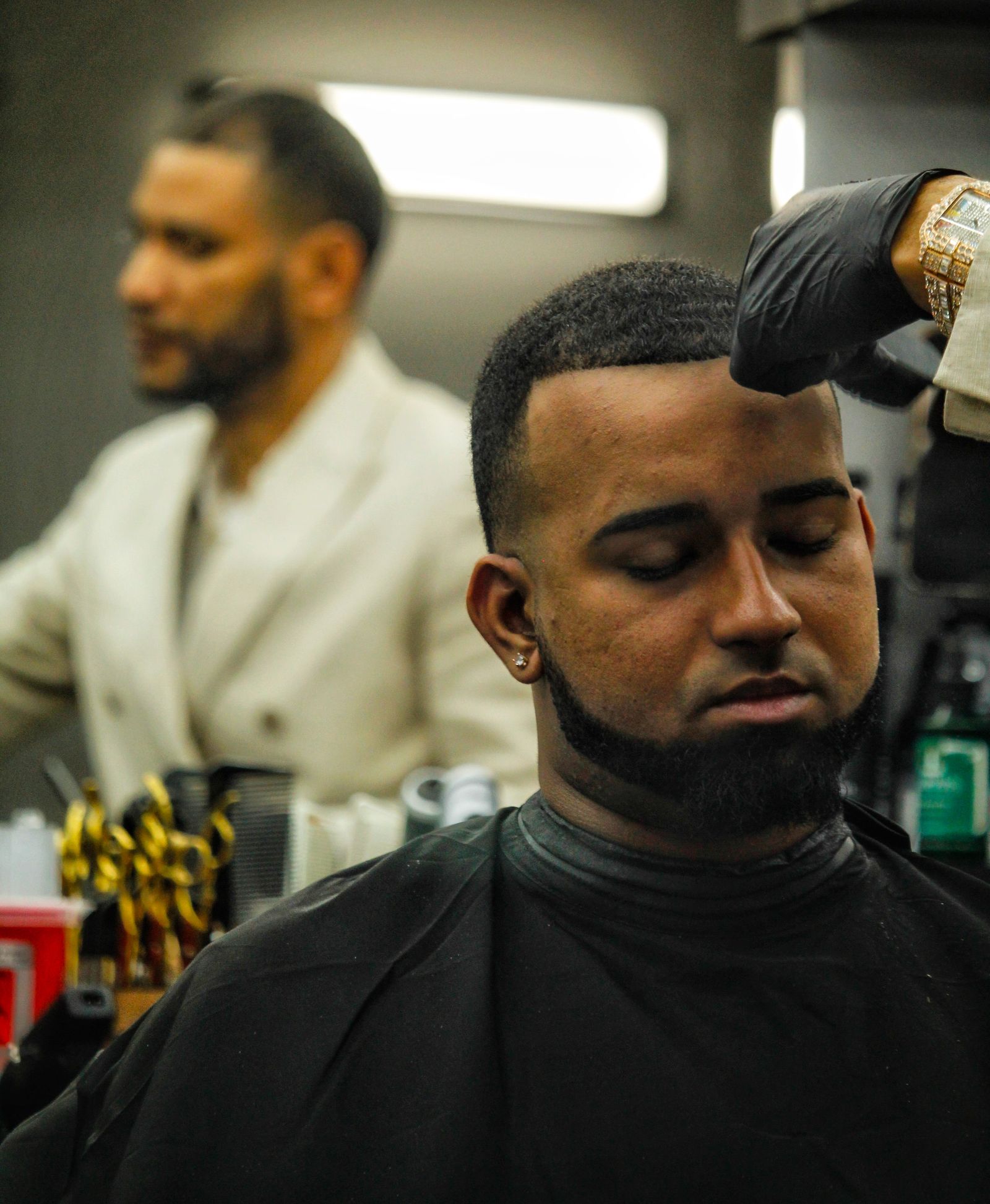 Coupe aux ciseaux en cours sur le fauteuil
