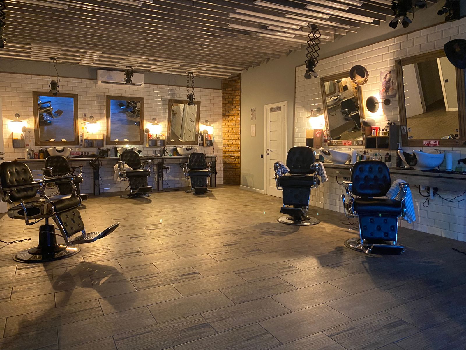 Salon de barbier, fauteuils de coupe et miroirs alignés
