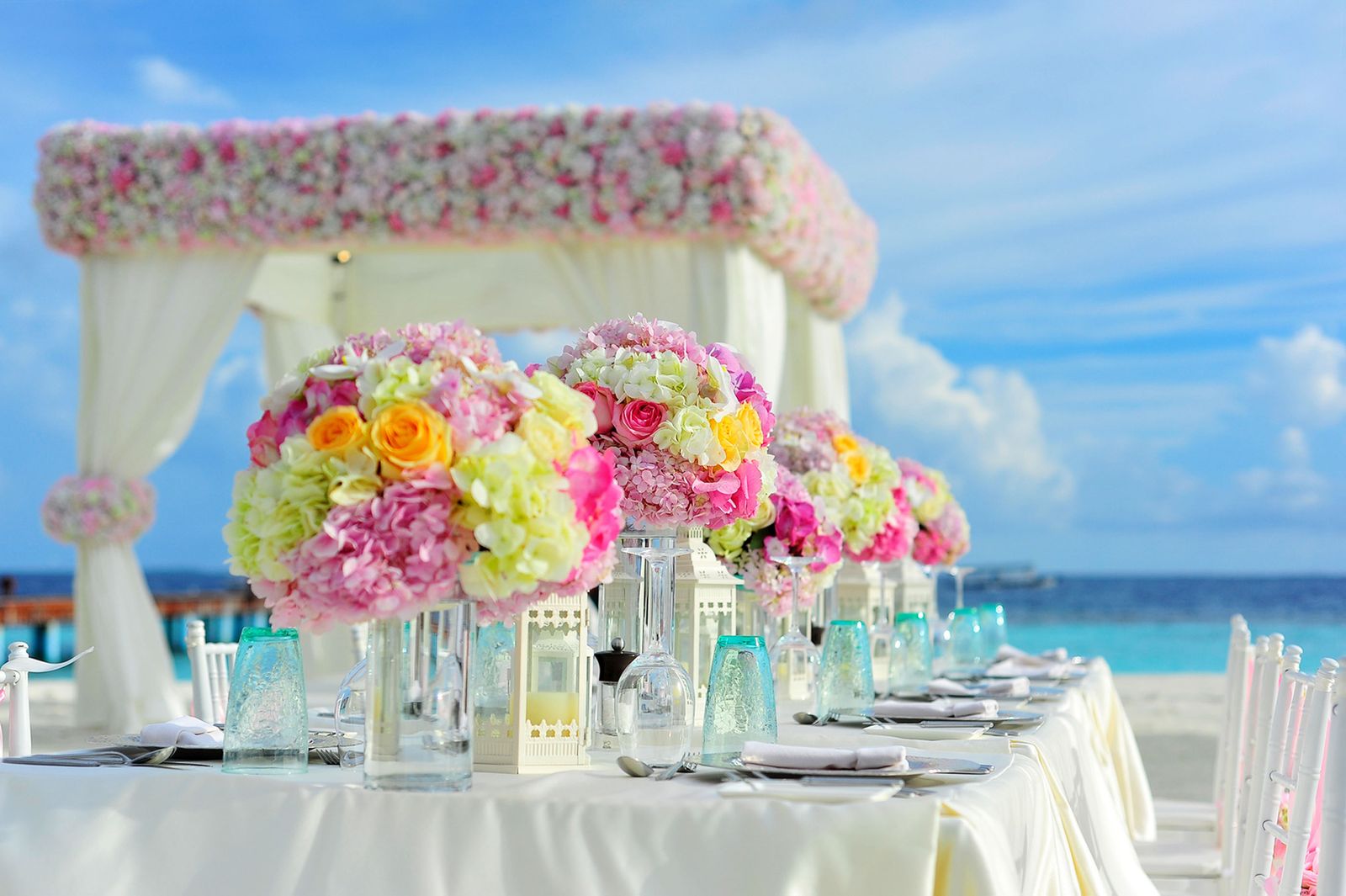Table de mariage fleurie sous une arche