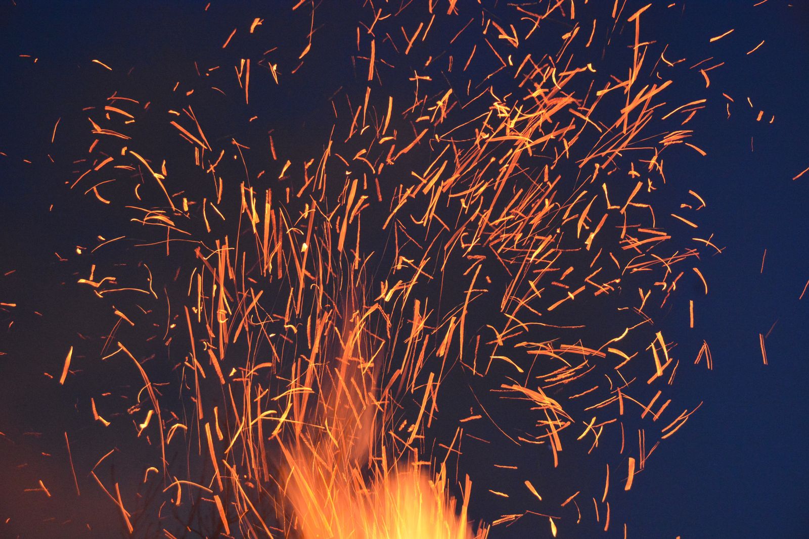 Gerbe de braises et d'étincelles sur le feu de chêne