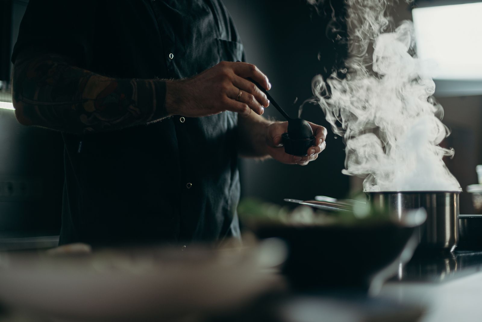 Le chef dans la vapeur du passe, en fin de service