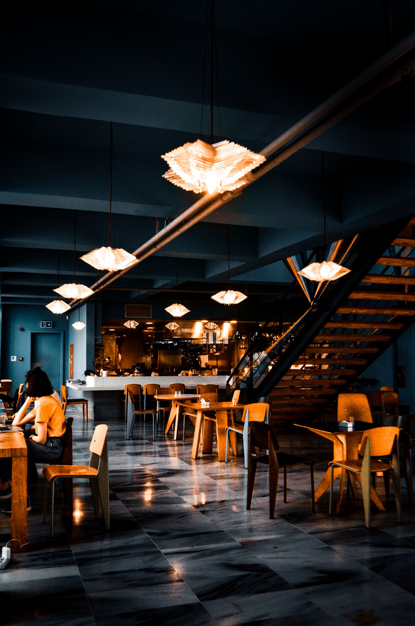 La salle contemporaine de Braise, comptoir et fauteuils orange