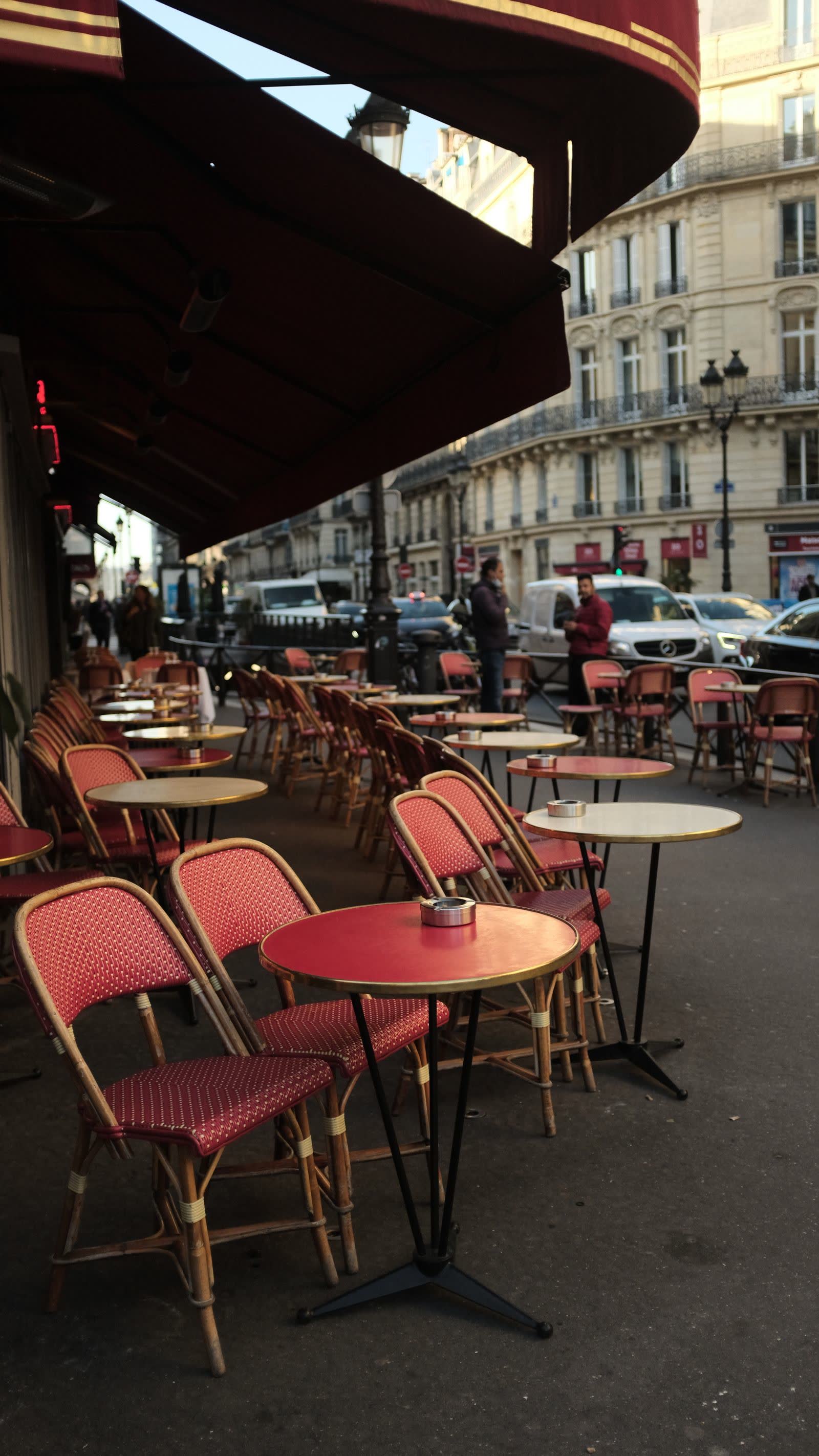 Terrasse de café, chaises et guéridons