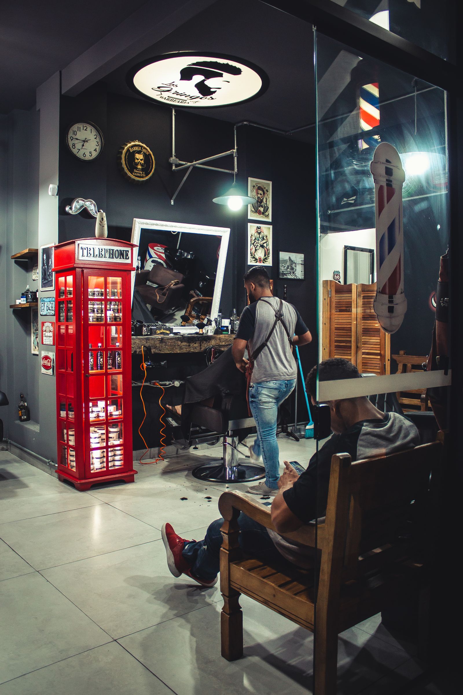 L'intérieur du salon de coiffure, fauteuils en cuir et miroirs ronds