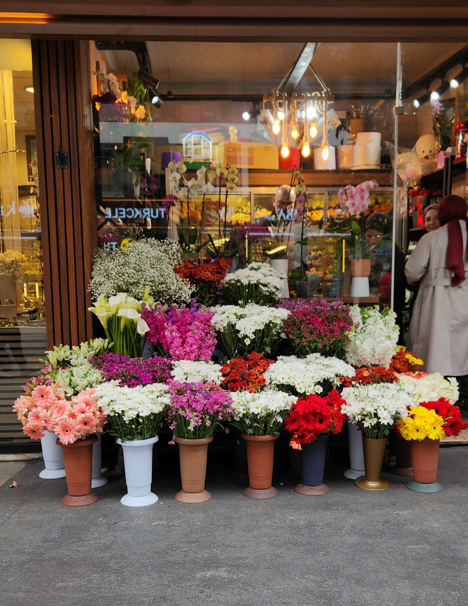 Une devanture du centre-ville débordante de fleurs et de plantes