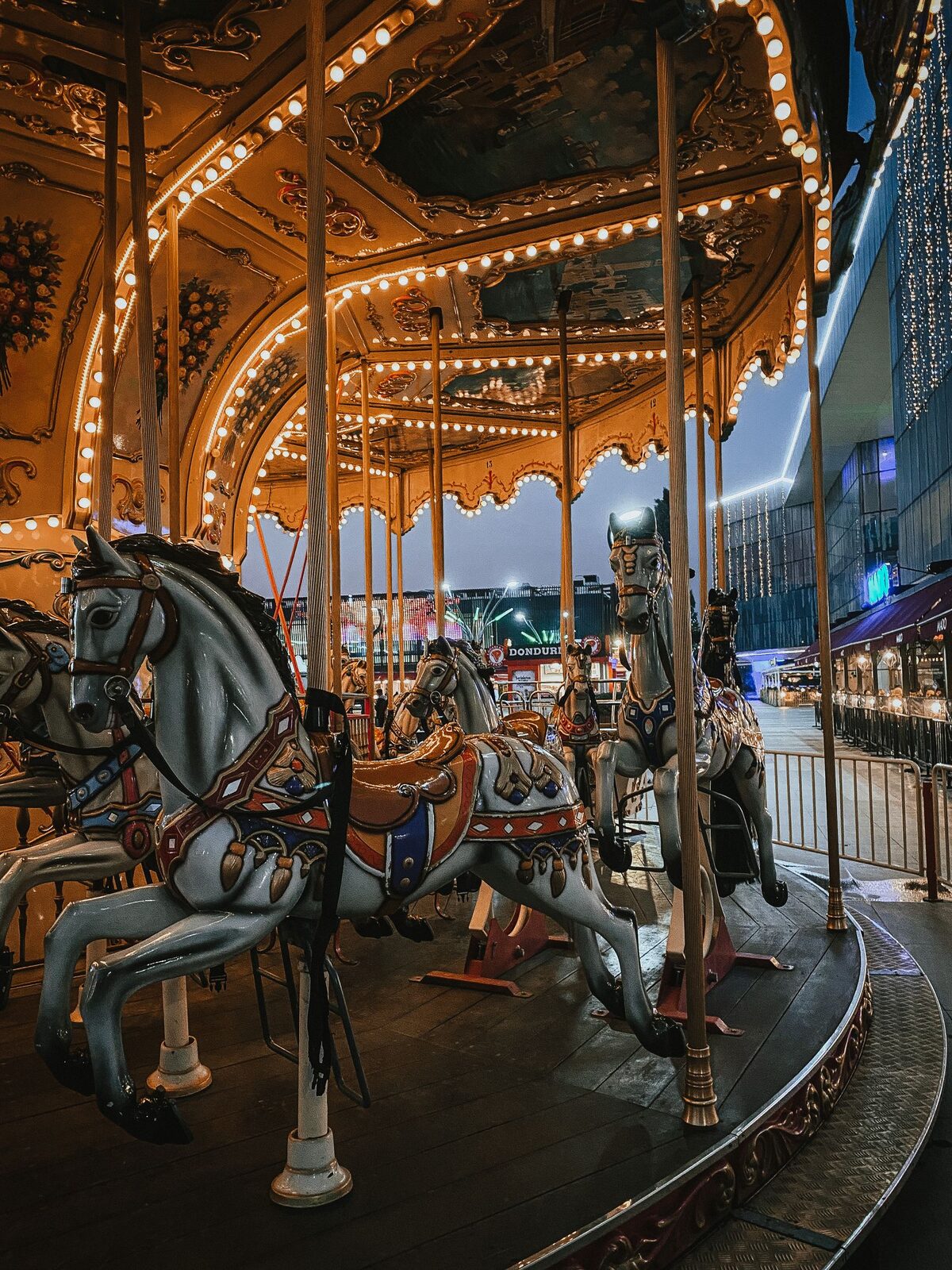 Le manège ancien illuminé à la nuit tombée, pendant la foire