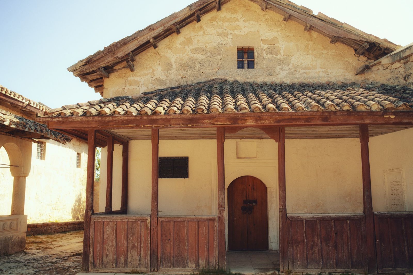 Le gîte du Pigeonnier, ancienne dépendance de pierre avec sa galerie de bois