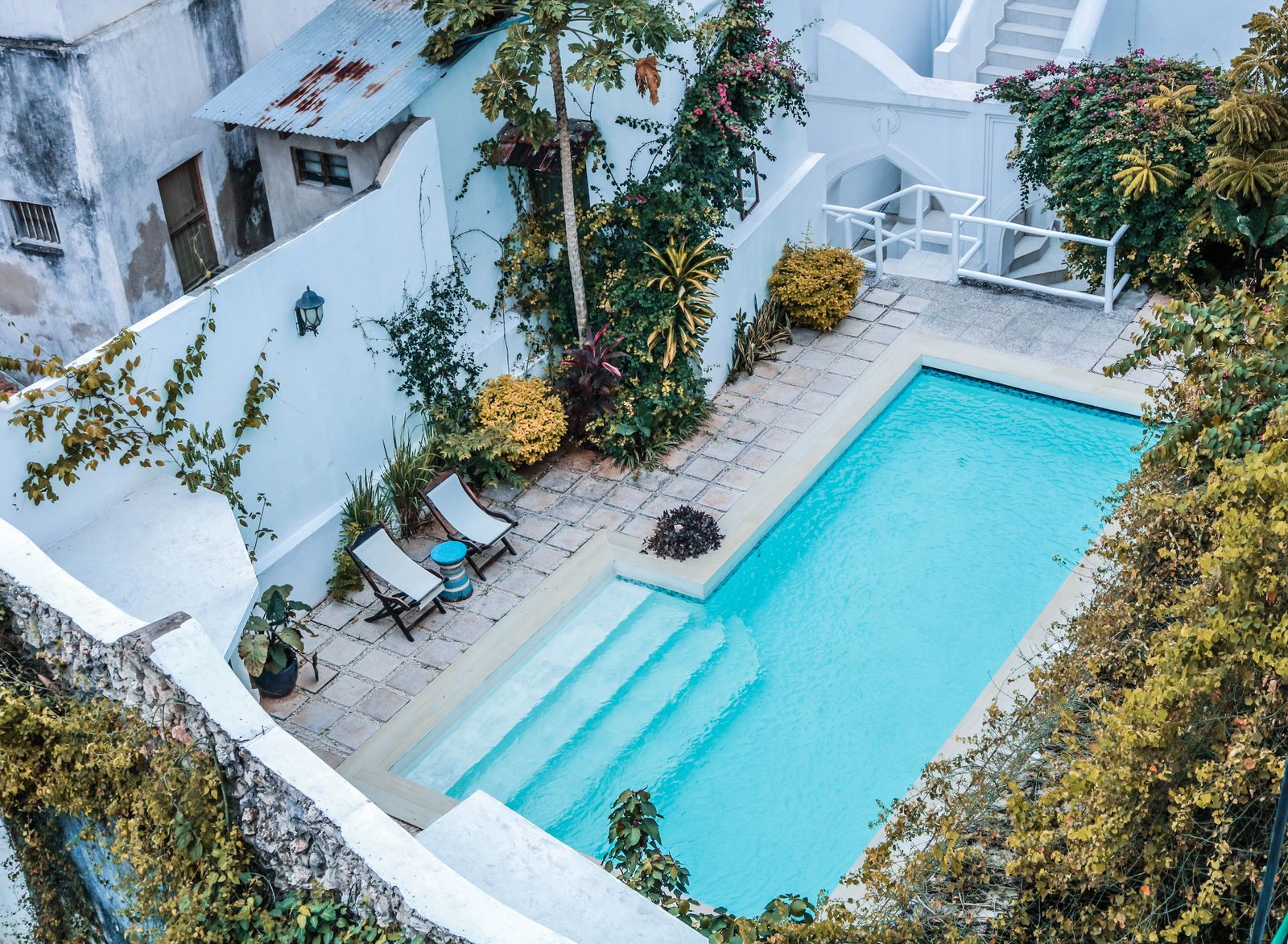 Piscine dans la cour d'une maison d'hôtes