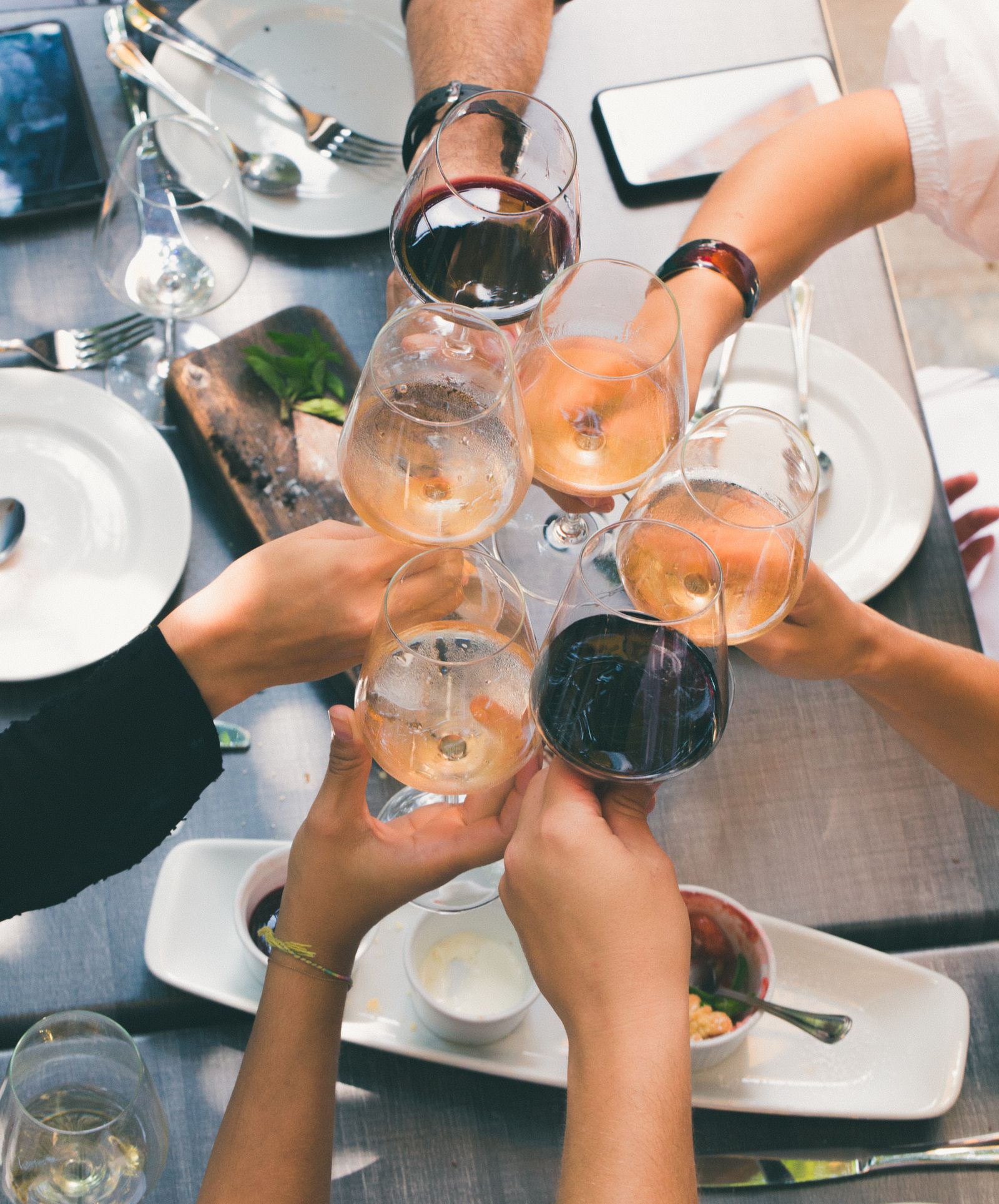 Verres levés autour de la table