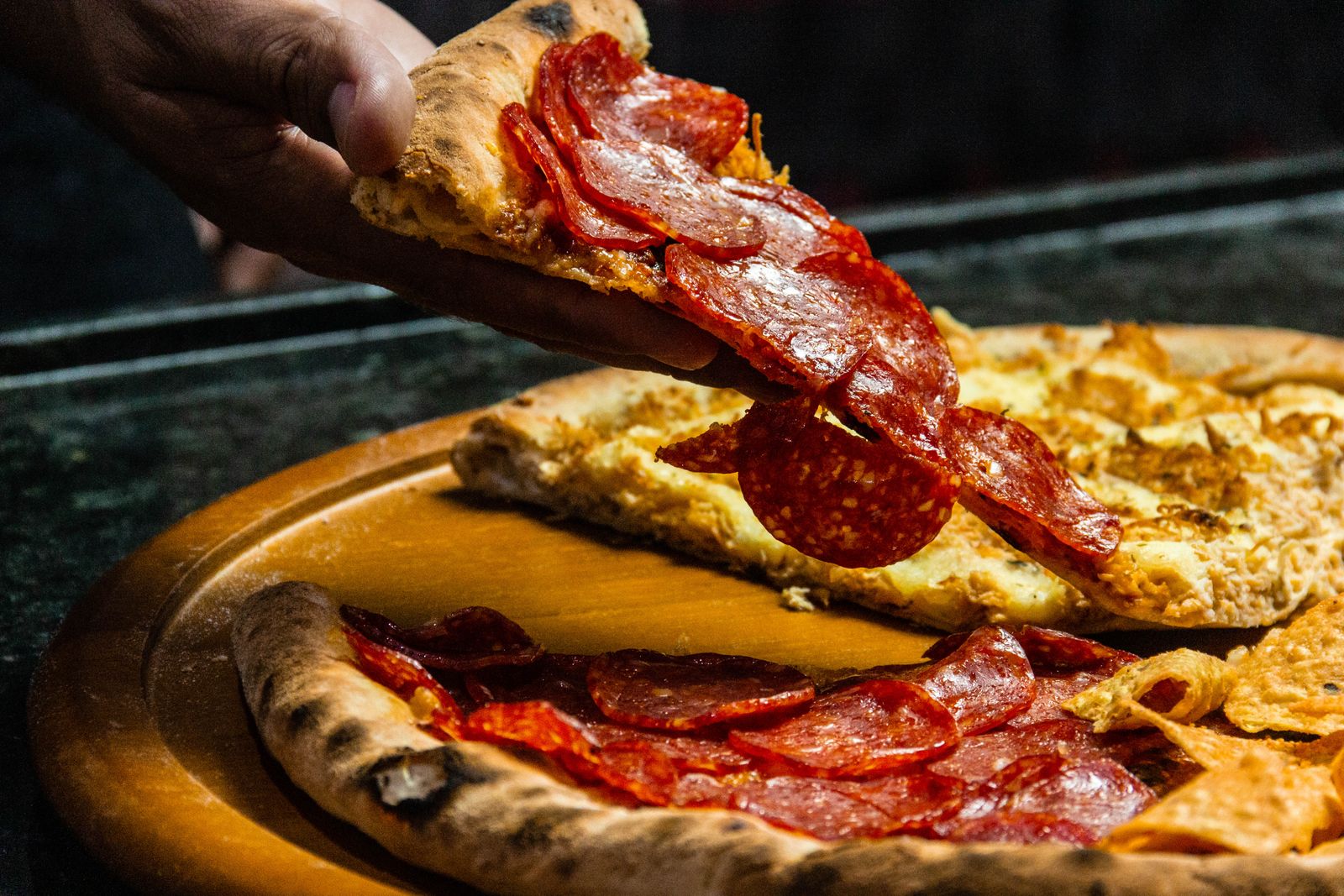 Une part de pizza soulevée à la sortie du four