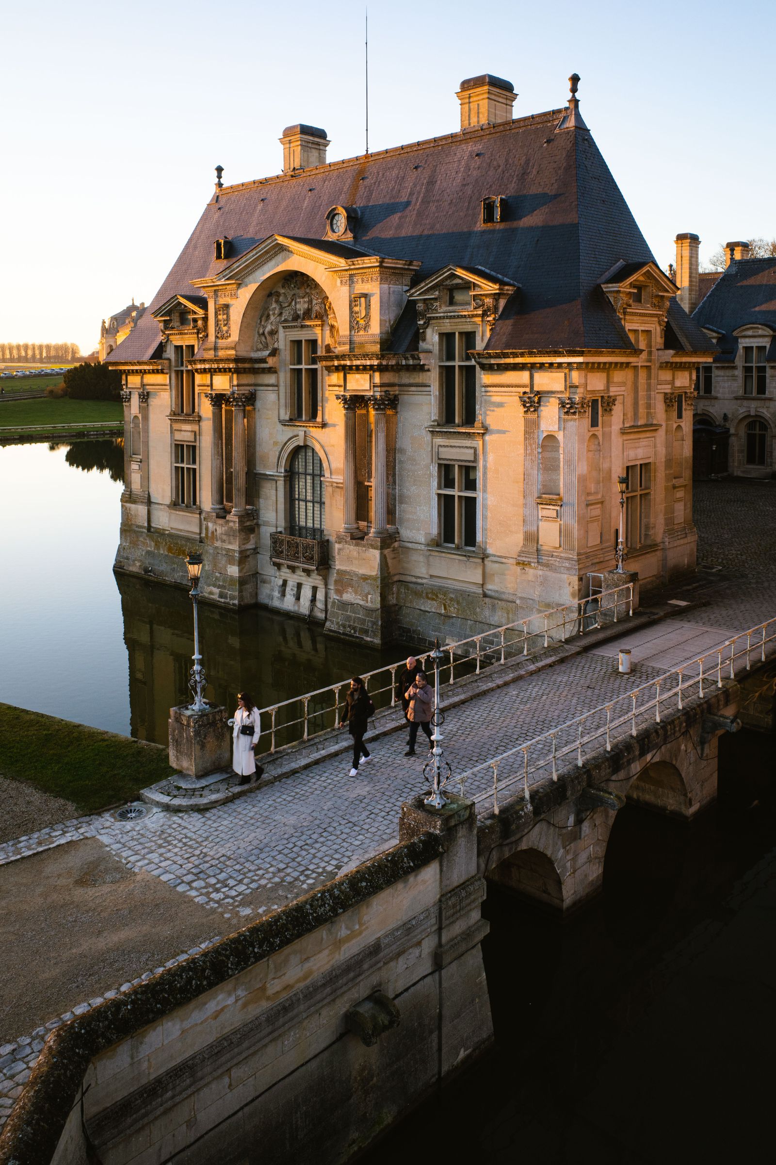 Le pavillon du domaine au bord de la pièce d'eau, à la tombée du jour