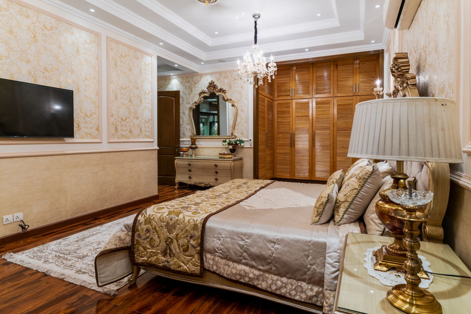 La suite Armagnac et son grand lit sous le lustre