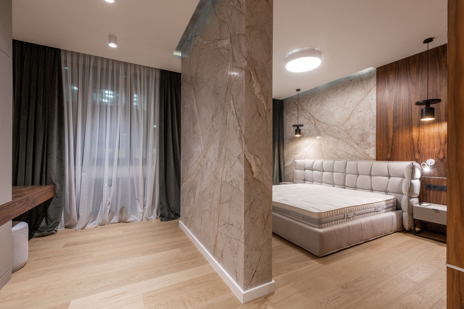 La chambre des Tilleuls, pierre claire et bois blond